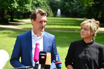 Hendrik Wüst (l, CDU) und Mona Neubaur (Grüne): Der Koalitionsvertrag in NRW steht.
