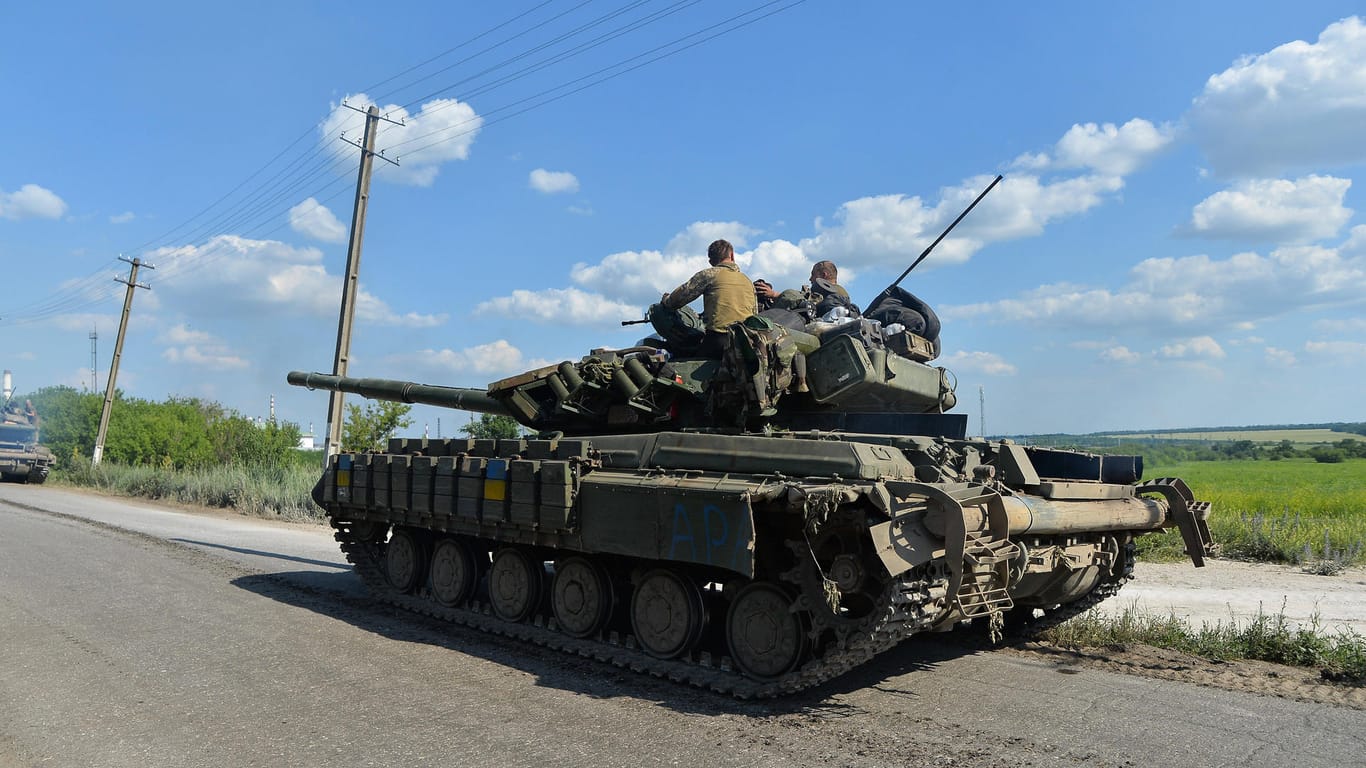 Ein ukrainischer Panzer fährt nach Lyssytschansk (Archivbild): Russische Truppen stoßen offenbar aus mehreren Richtungen vor.