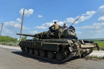 Ein ukrainischer Panzer fährt nach Lyssytschansk (Archivbild): Russische Truppen stoßen offenbar aus mehreren Richtungen vor.