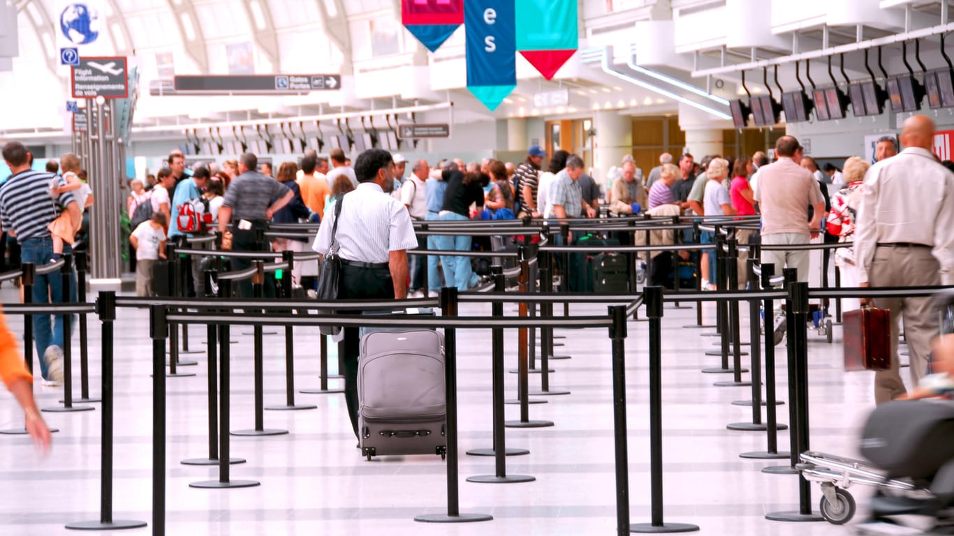 Chaos am Flughafen: Nach zwei Jahren Pandemie gibt es einen erheblichen Mangel an Personal.