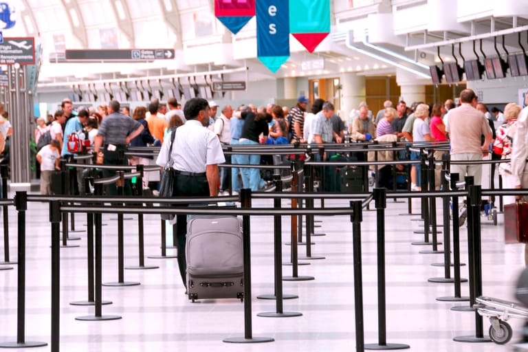 Chaos am Flughafen: Nach zwei Jahren Pandemie gibt es einen erheblichen Mangel an Personal.