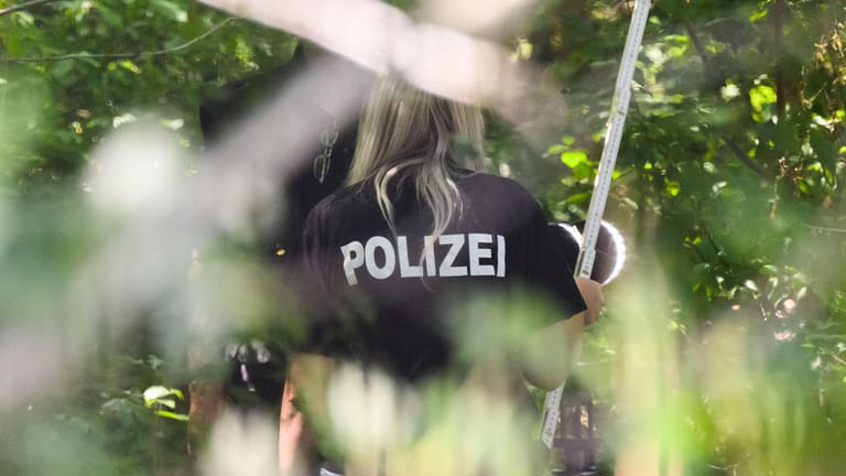 Ermittler der Polizei in Salzgitter: Nach dem Fund einer toten 15-Jährigen in Salzgitter geht die Staatsanwaltschaft von einem Mord aus.