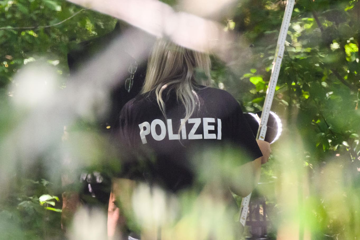 Ermittler der Polizei in Salzgitter: Nach dem Fund einer toten 15-Jährigen in Salzgitter geht die Staatsanwaltschaft von einem Mord aus.