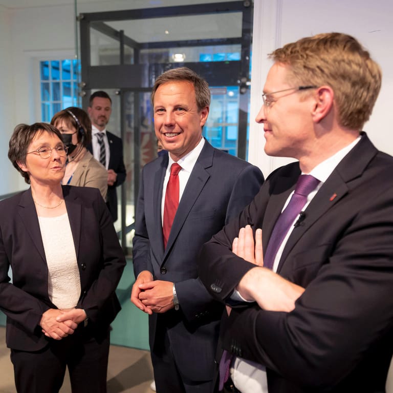 Monika Heinold (Grüne), Thomas Losse-Müller (SPD) und Daniel Günther (CDU) bei der Landtagswahl 2022 in Schleswig-Holstein.