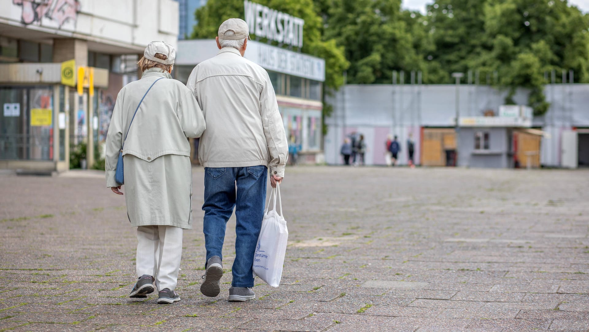 Ein älteres Paar auf dem Gehweg (Symbolbild): Im Westen steigen die Renten ab dem 1. Juli um 5,35 Prozent, im Osten sogar um 6,12 Prozent.