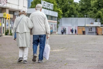 Ein älteres Paar auf dem Gehweg (Symbolbild): Im Westen steigen die Renten ab dem 1. Juli um 5,35 Prozent, im Osten sogar um 6,12 Prozent.