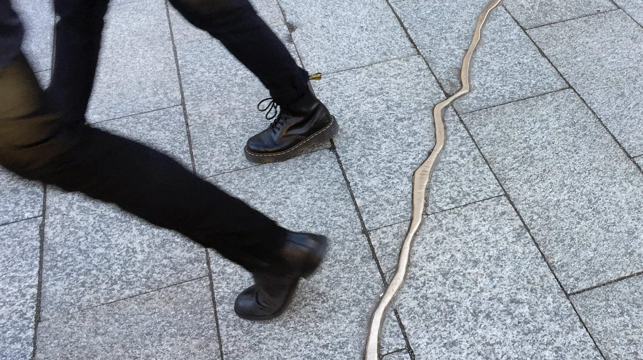 Breitscheidplatz: Ein Spalt aus Metall erinnert an den Terroranschlag auf dem Berliner Weihnachtsmarkt 2016. Breitscheidplatz: Ein Spalt aus Metall erinnert an den Terroranschlag auf dem Berliner Weihnachtsmarkt 2016.