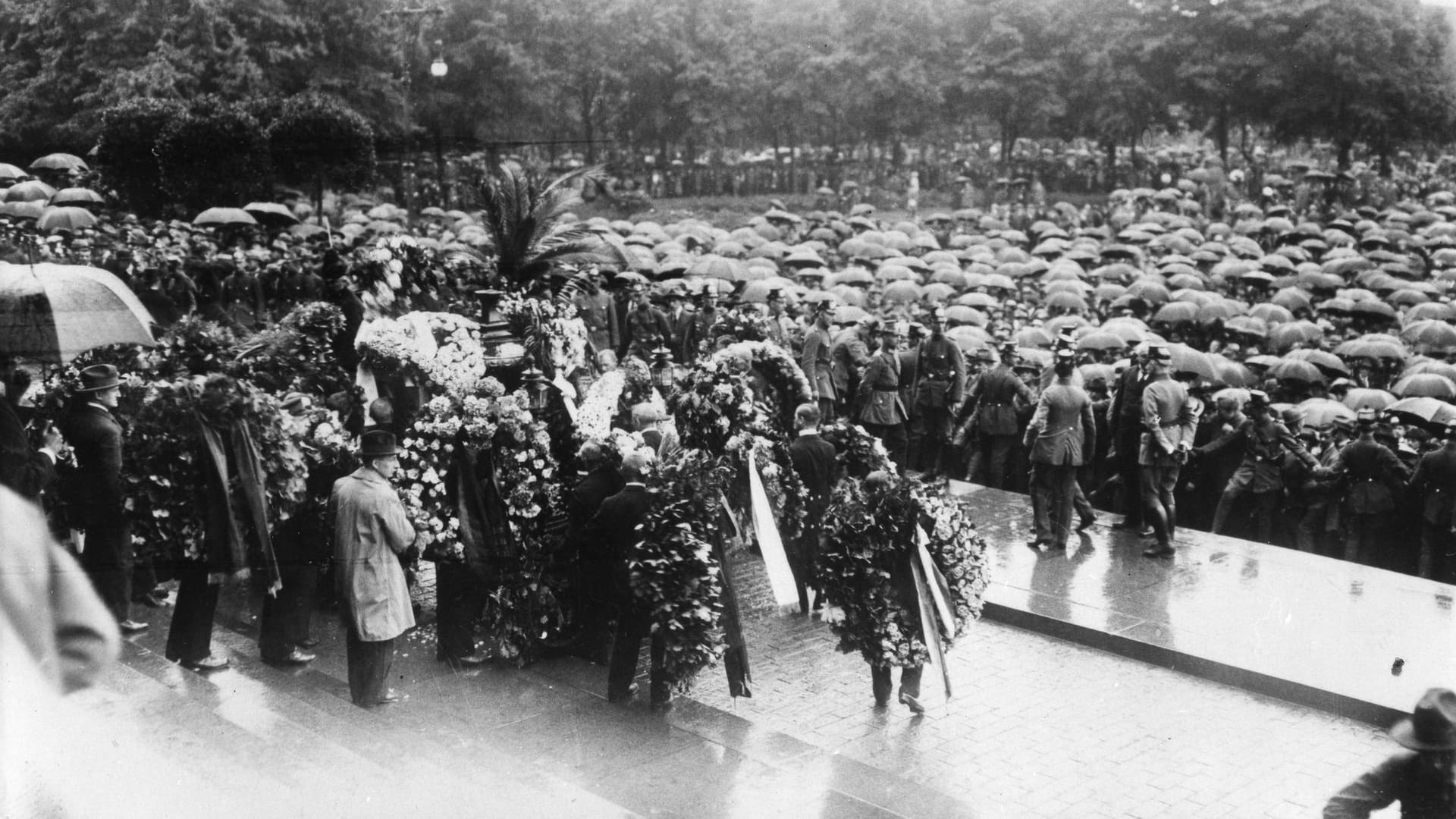 Staatsbegräbnis: Zigtausende Menschen nahmen Abschied von Walther Rathenau.