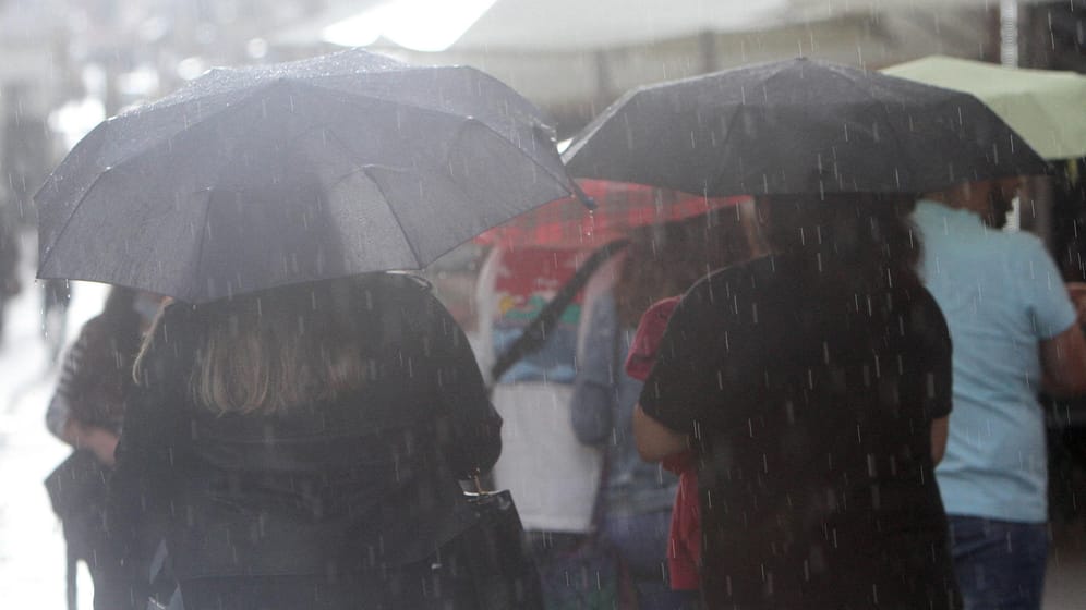 Trocken unter dem Regenschirm (Symbolbild): Ein Wetterumschwung kommt.