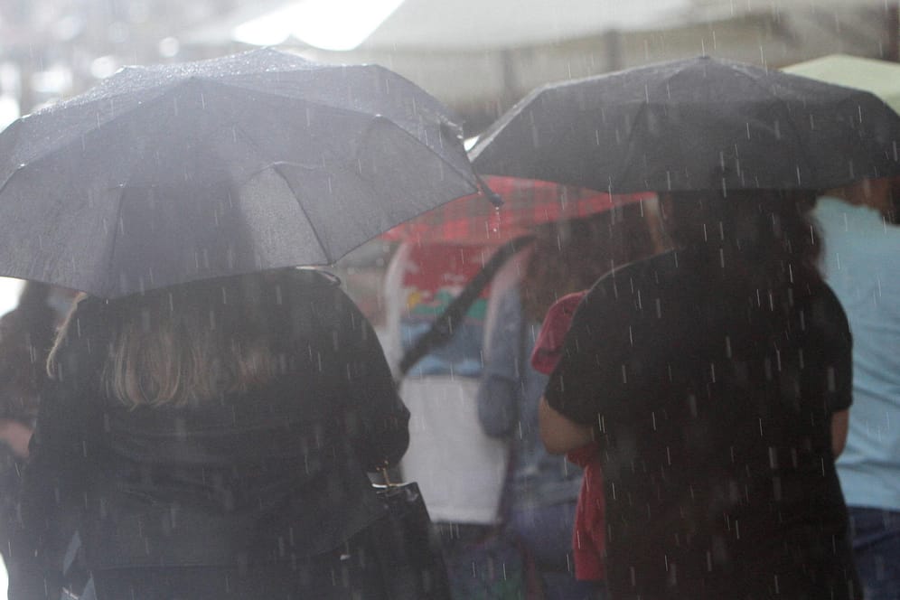 Trocken unter dem Regenschirm (Symbolbild): Ein Wetterumschwung kommt.