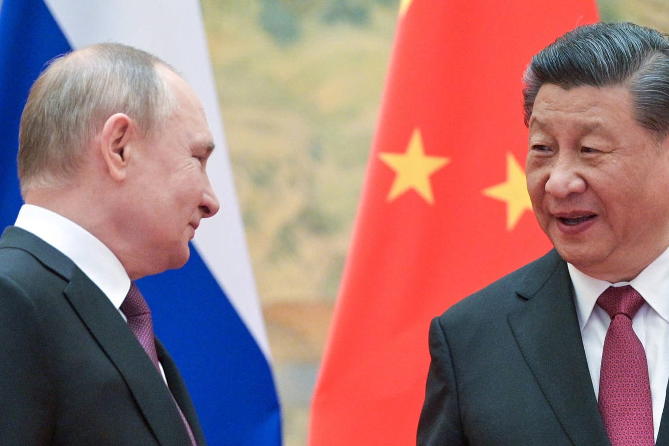 Wladimir Putin (l.) und Xi Jinping in Peking, Februar 2022: Die beiden Präsidenten betonen immer wieder ihre enge Beziehung.