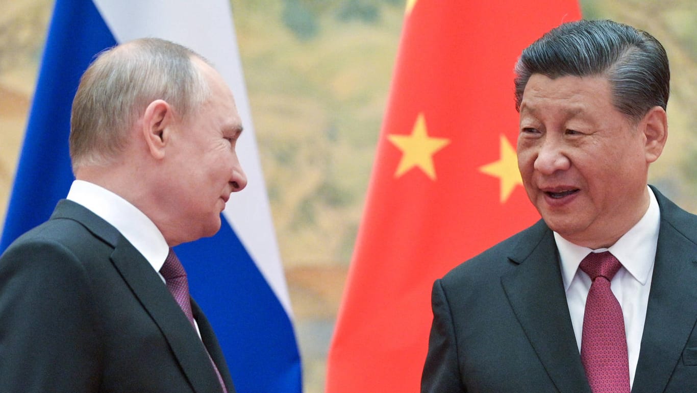 Wladimir Putin (l.) und Xi Jinping in Peking, Februar 2022: Die beiden Präsidenten betonen immer wieder ihre enge Beziehung.