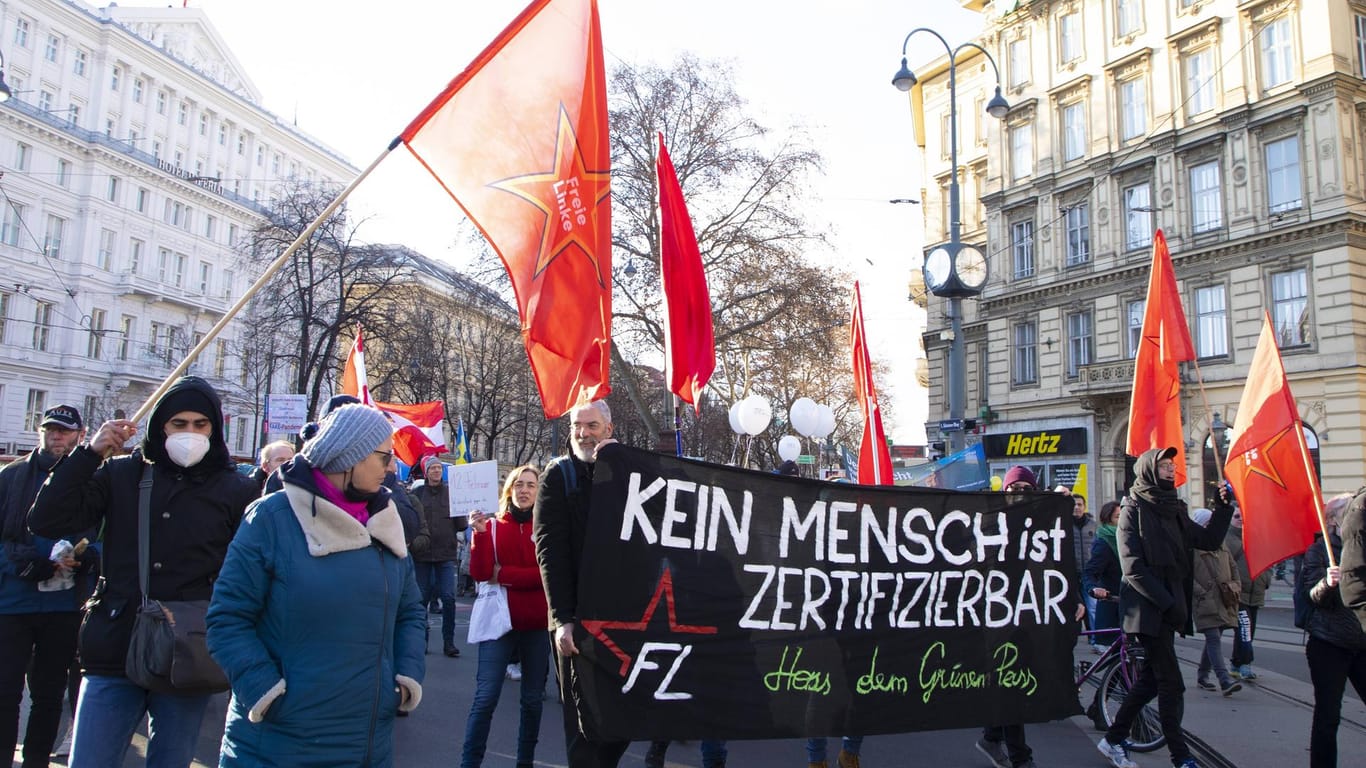 Proteste gegen die Impfpflicht in Österreich: Deutschlands Nachbarland schafft die Regelung wieder ab.