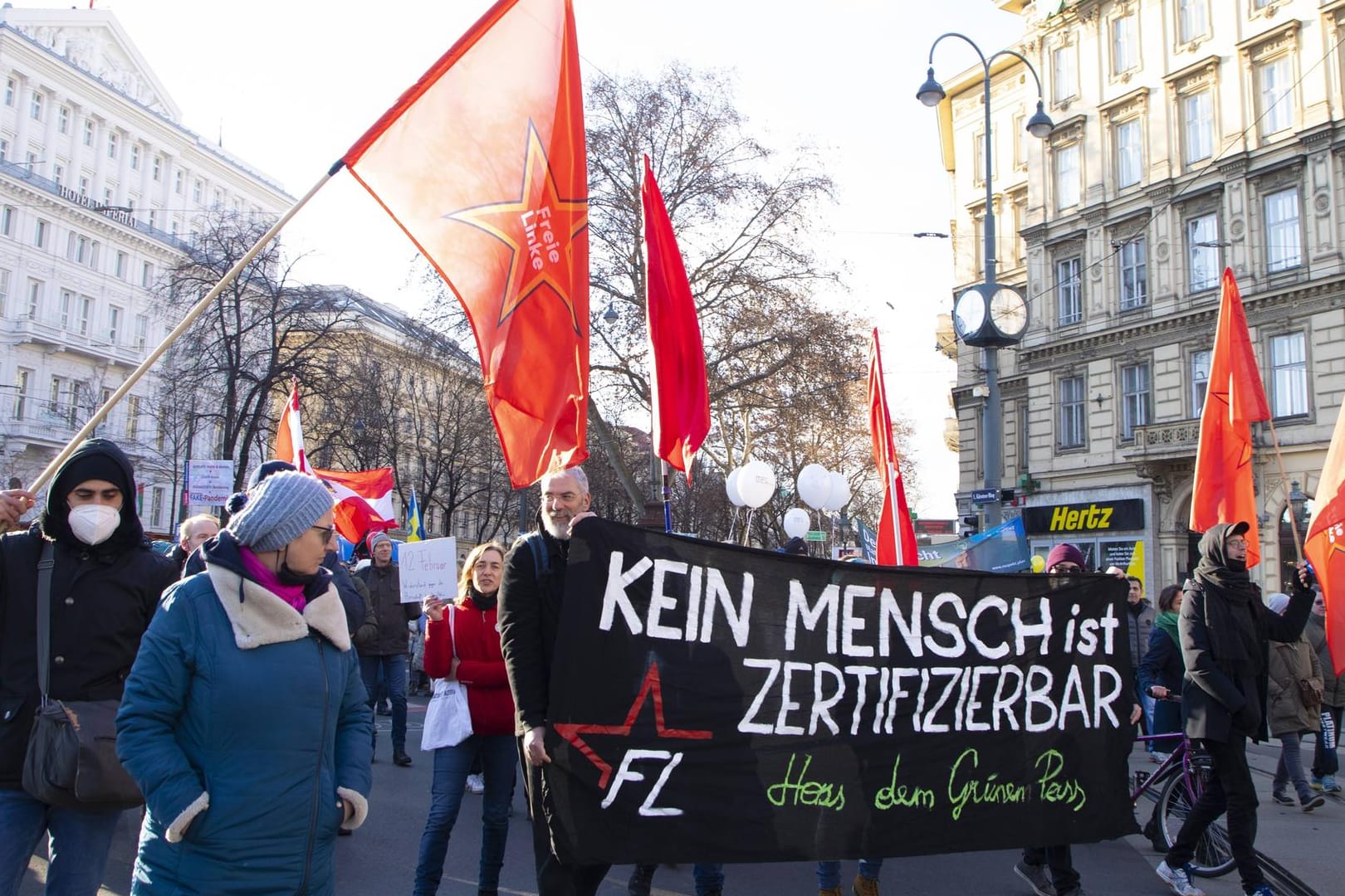 Proteste gegen die Impfpflicht in Österreich: Deutschlands Nachbarland schafft die Regelung wieder ab.