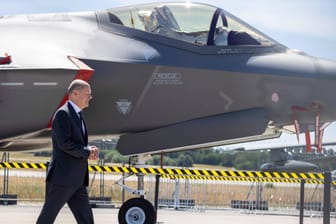 Bundeskanzler Scholz vor einem F-35-Kampfjet bei der Internationalen Luft- und Raumfahrtausstellung: Die Tarnkappenjets sollen die veralteten Tornados ersetzen.