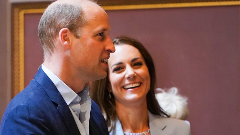 Prinz William und Herzogin Kate: Die beiden betrachten ihr Porträt.