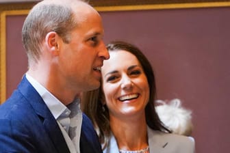 Prinz William und Herzogin Kate: Die beiden betrachten ihr Porträt.