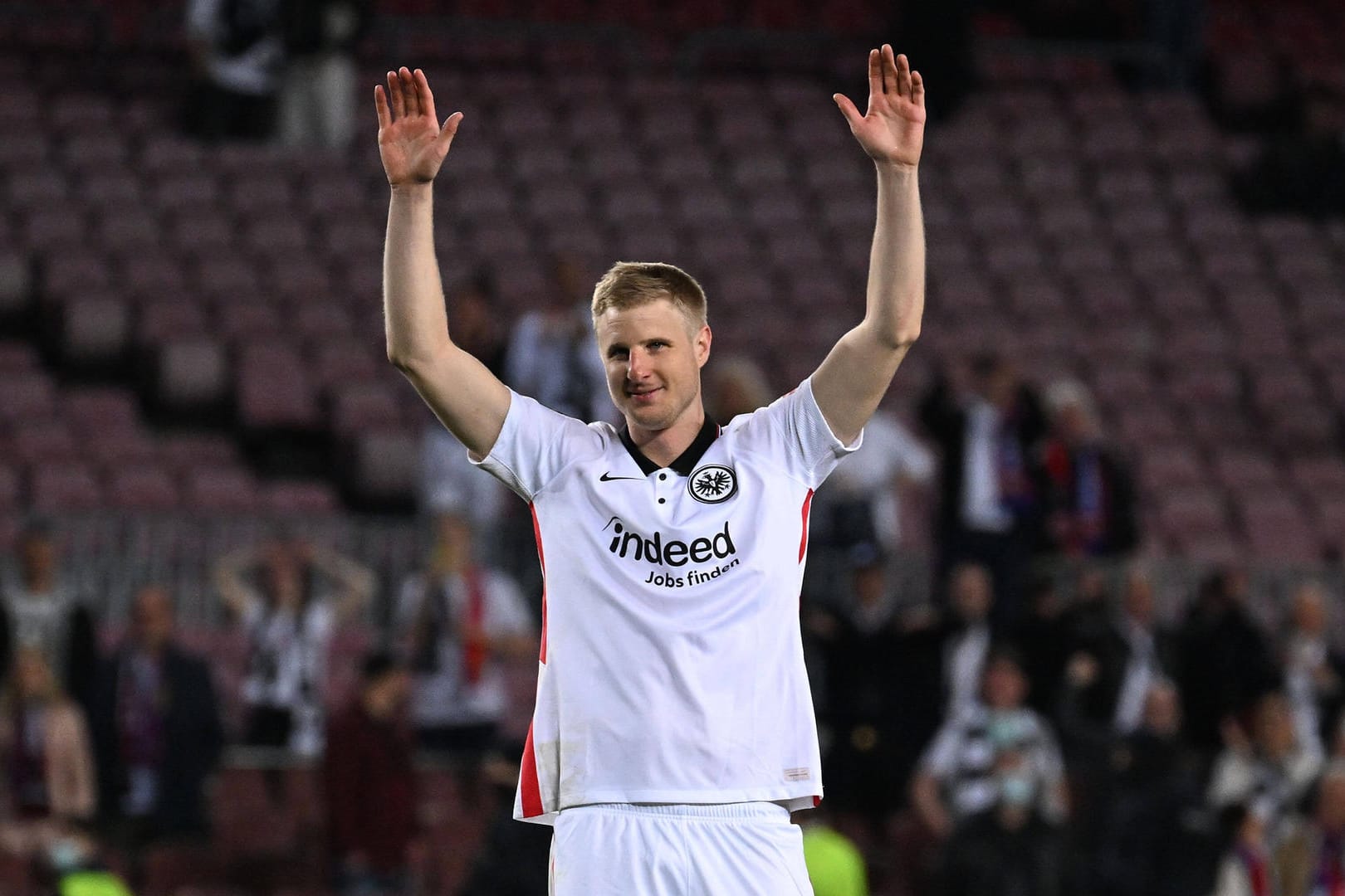 Mit der Bekanntgabe seines Karriereendes überraschte Martin Hinteregger die gesamte Fußballwelt. "Den Sieg in der Europa League habe ich deswegen so ausgiebig genossen, weil ich wusste, dass es meine letzte große Siegesfeier sein würde", sagte der Profi. Er absolvierte 136 Partien für Eintracht Frankfurt – fiel aber zuletzt besonders neben dem Platz auf. Der gerade mal 29-Jährige verpasste die Verabschiedung seiner Kollegen und hatte Kontakt zu einem Rechtsextremisten.