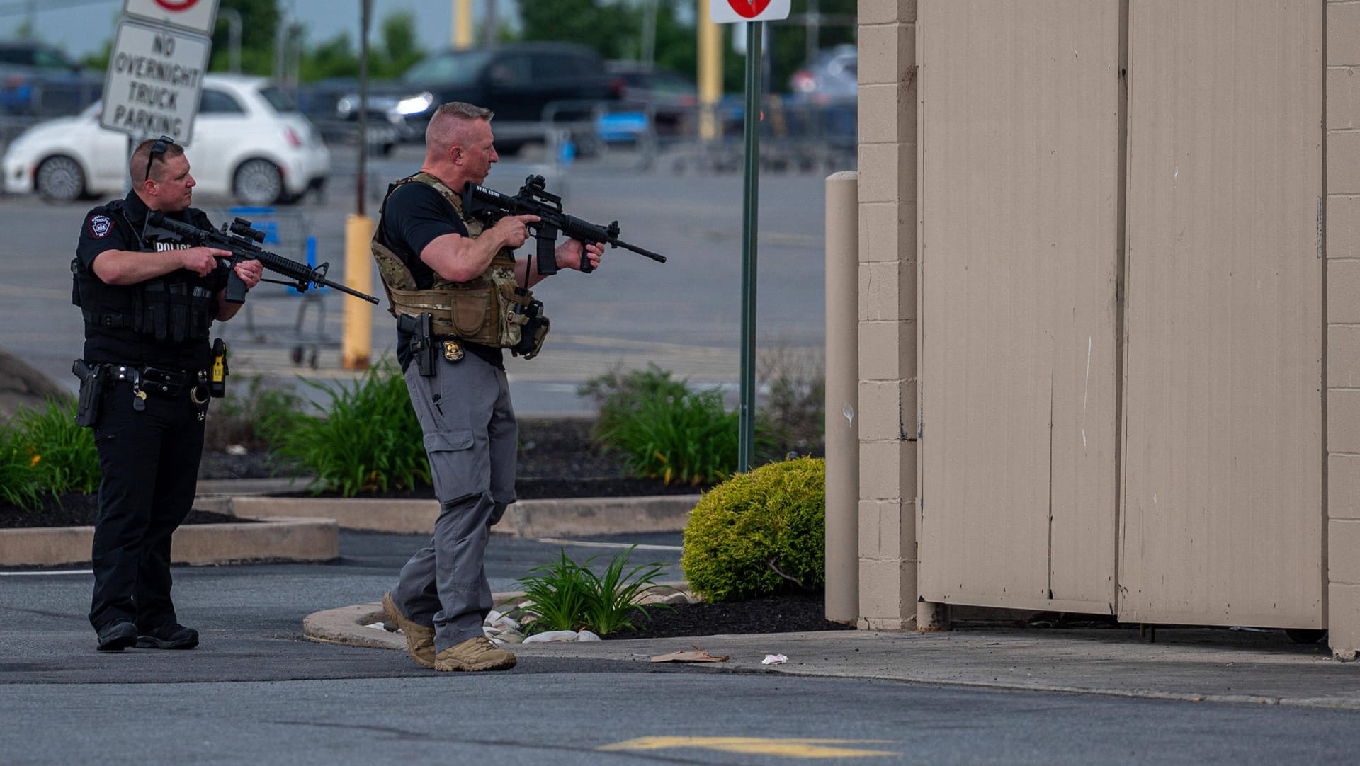 Polizeieinsatz nach Schießerei in Pittston (Symbolbild): Trotz zahlreiche Vorfälle mit Schusswaffen halten die USA weiterhin an ihrem liberalen Waffenrecht fest.