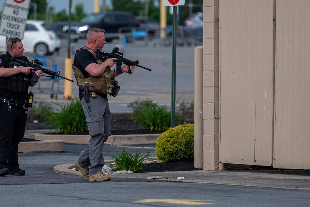 Polizeieinsatz nach Schießerei in Pittston (Symbolbild): Trotz zahlreiche Vorfälle mit Schusswaffen halten die USA weiterhin an ihrem liberalen Waffenrecht fest.