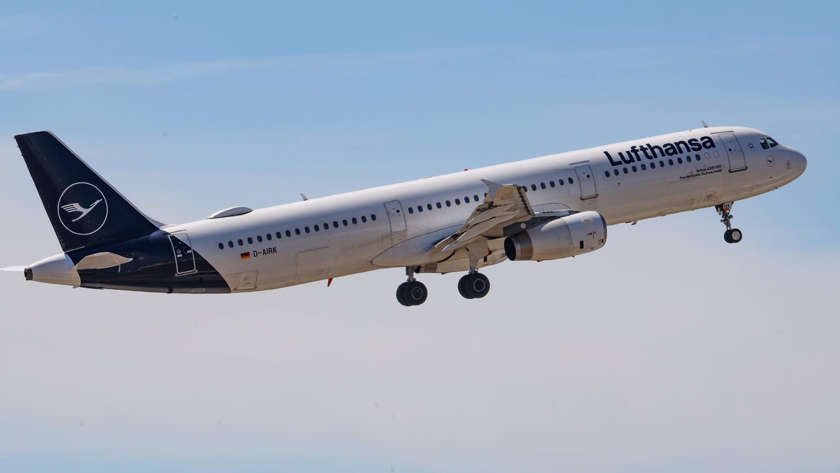 Lufthansa-Flieger: Die Fluggesellschaft kämpft mit fehlendem Personal. Lufthansa-Flieger: Die Fluggesellschaft kämpft mit fehlendem Personal.