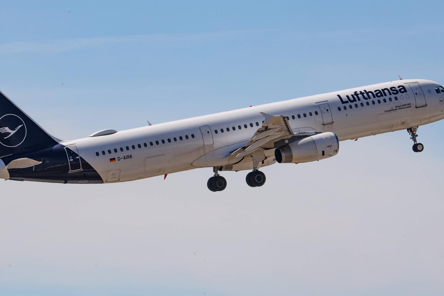 Lufthansa-Flieger: Die Fluggesellschaft kämpft mit fehlendem Personal. Lufthansa-Flieger: Die Fluggesellschaft kämpft mit fehlendem Personal.