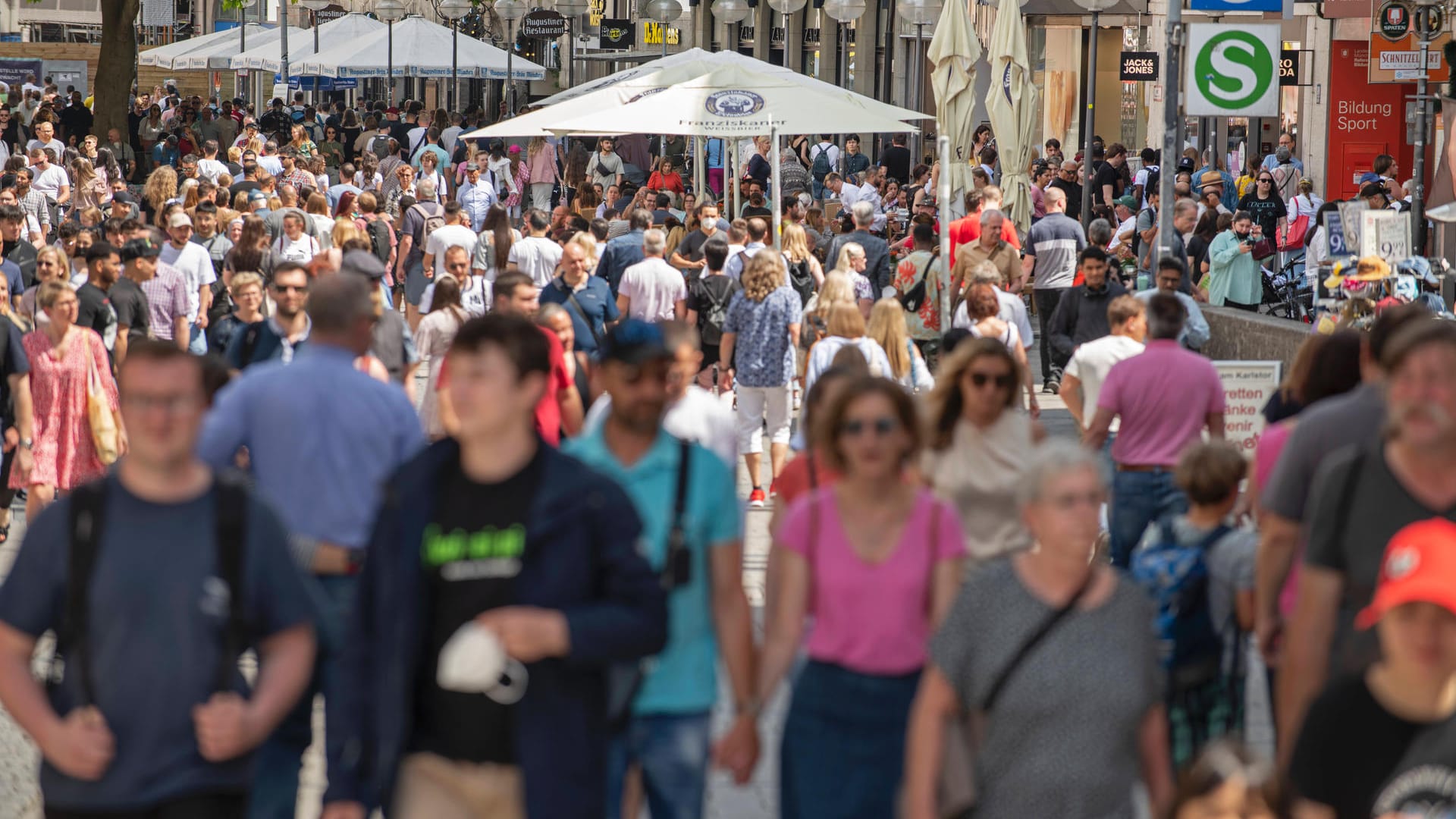 Shopping ohne Maske: Die Inzidenz in Deutschland steigt.