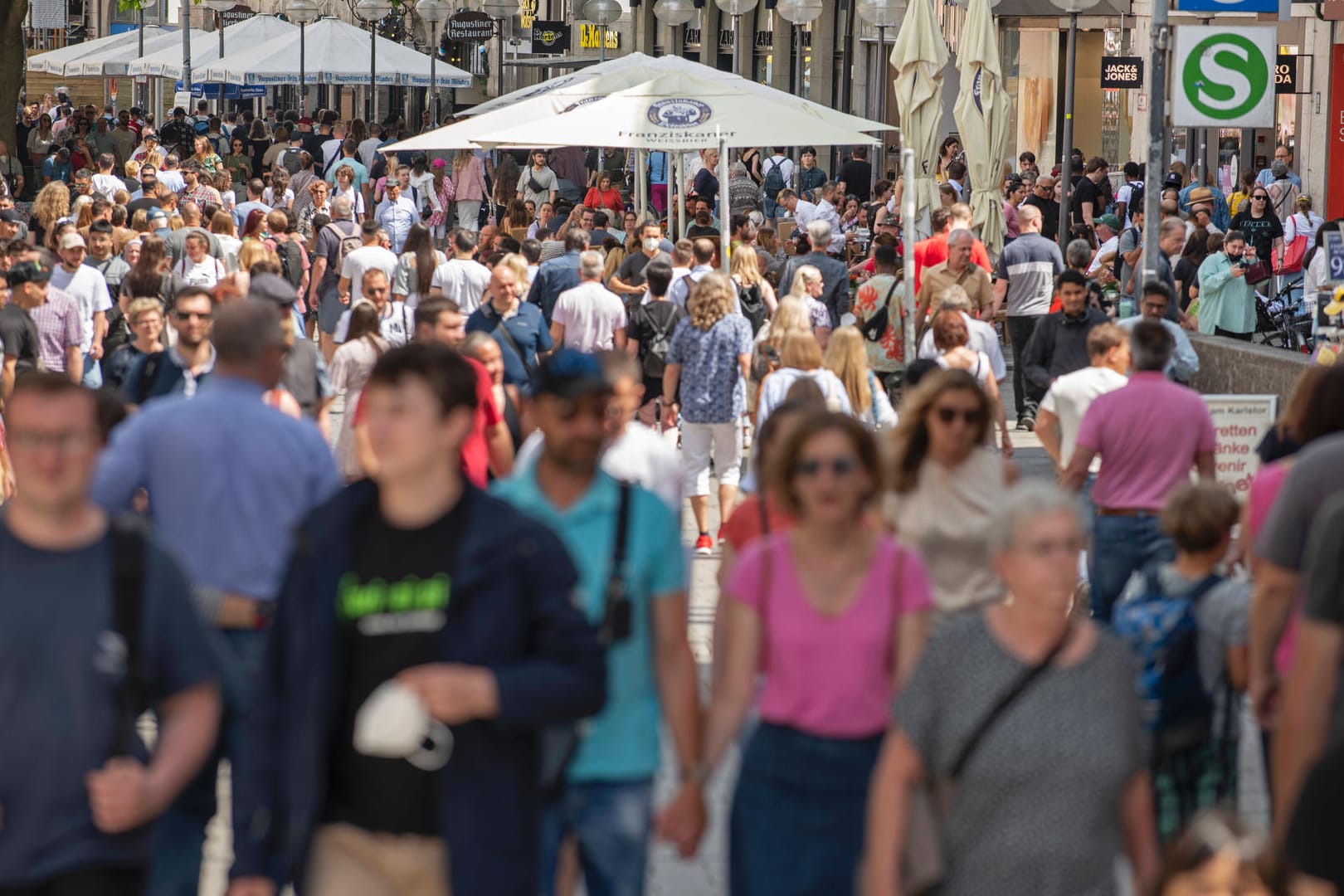 Shopping ohne Maske: Die Inzidenz in Deutschland steigt.