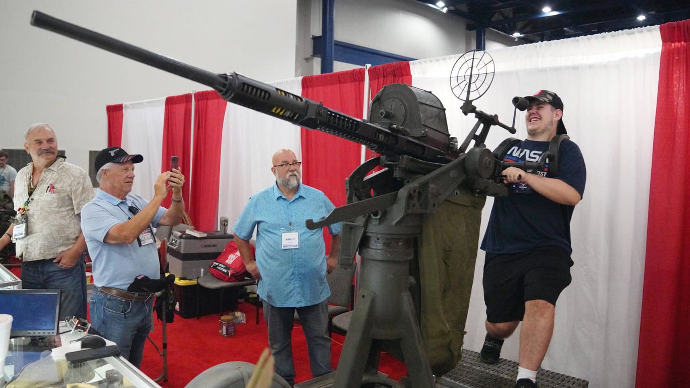 Je größer, desto besser: Waffenfans in den USA posieren auf der jährlichen Messe der National Rifle Association (NRA).