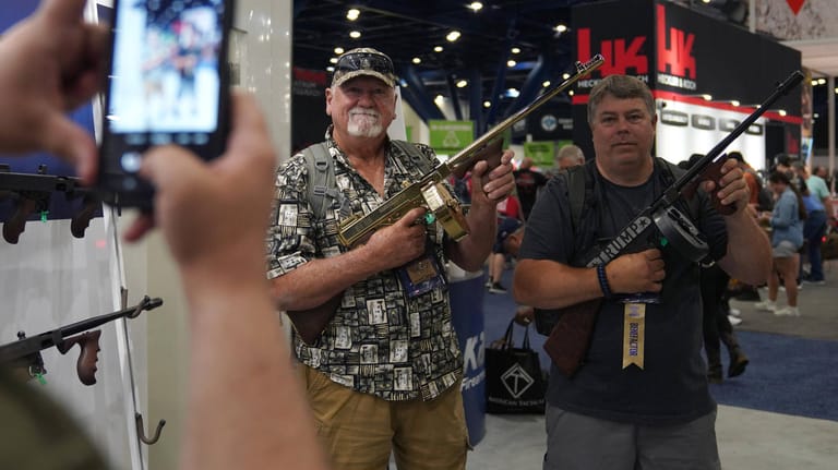 Maschinengewehre für Jedermann: Auf der Waffenmesse in Boston, USA, decken sich die Fans klein- und großkalibriger Waffen ein.