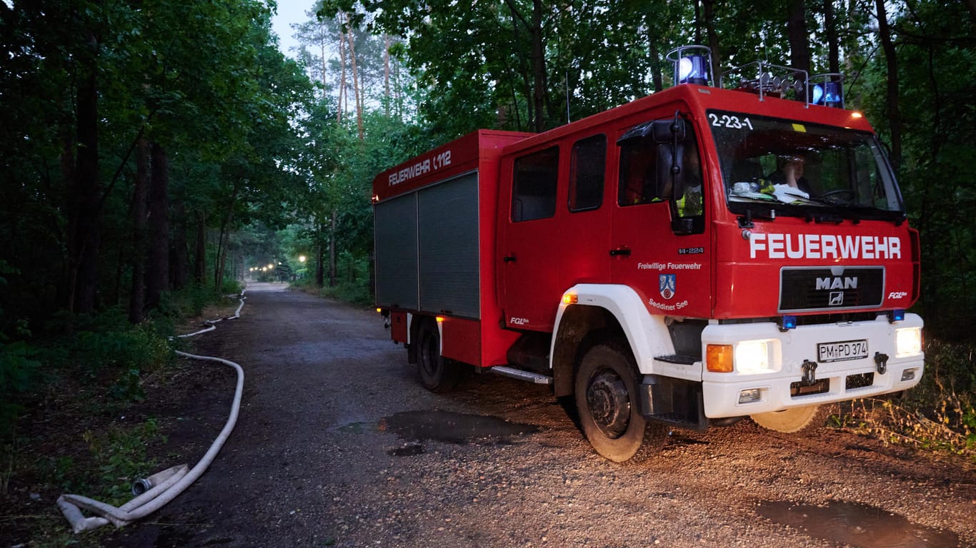 Ein Feuerwehrfahrzeug in einem Wald in Brandenburg (Archivbild): Erneut ist ein Feuer ausgebrochen.