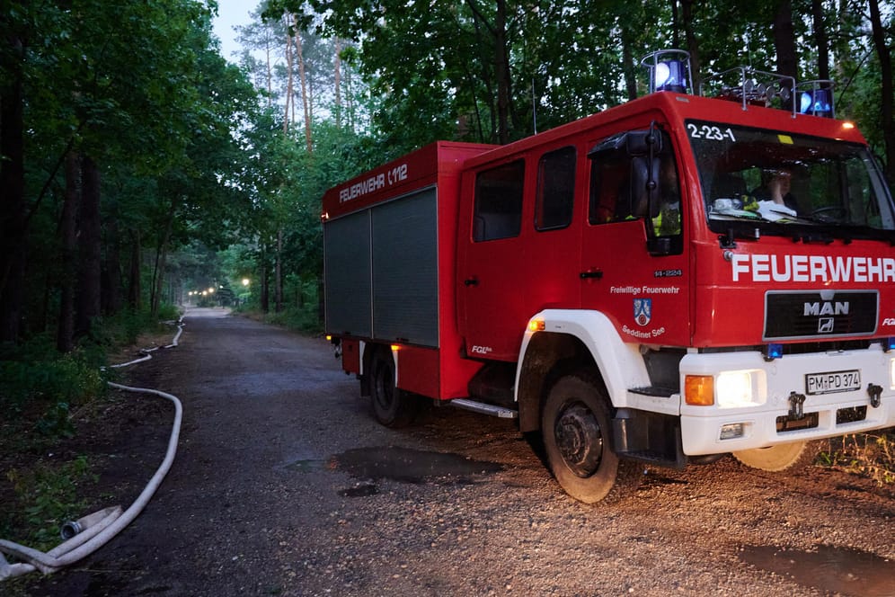 Ein Feuerwehrfahrzeug in einem Wald in Brandenburg (Archivbild): Erneut ist ein Feuer ausgebrochen.