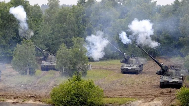 Die Panzerhaubitze 2000 kann Granaten 40 Kilometern weit verschießen.