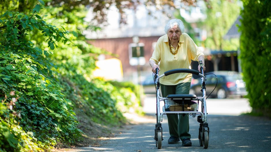 Marietheres Wübken will 100 Kilometer mit dem Rollator zurücklegen.