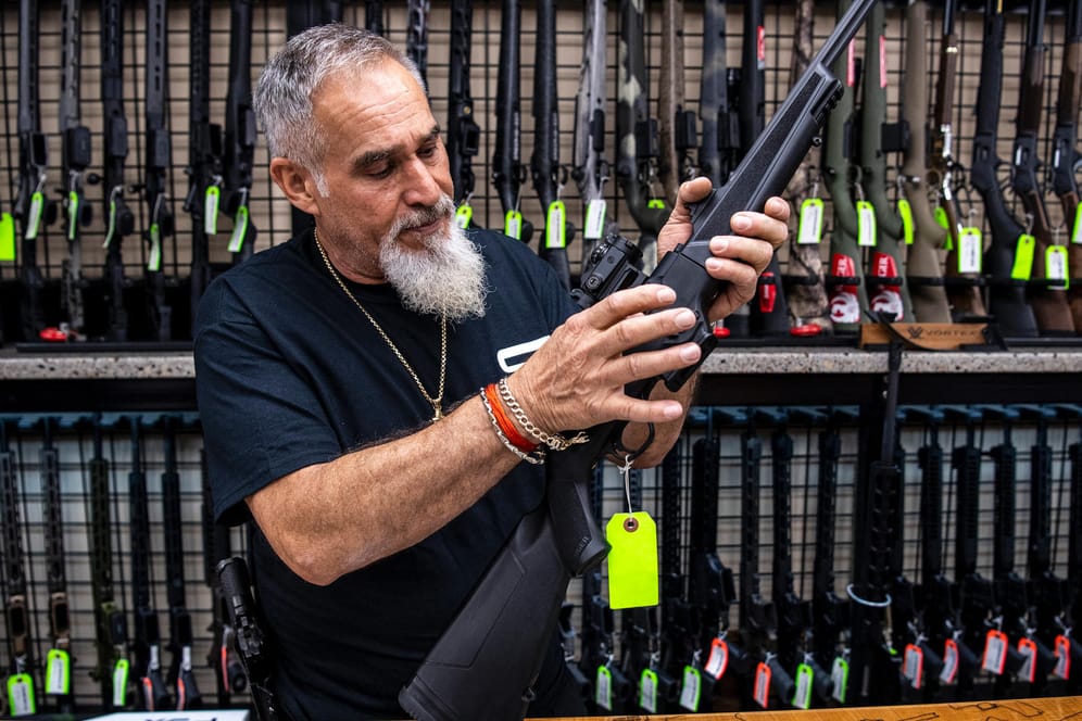 Ein Verkäufer demonstriert ein Gewehr (Archivbild): Der US-Senat stimmte für mehr Überprüfungen von jungen Käufern