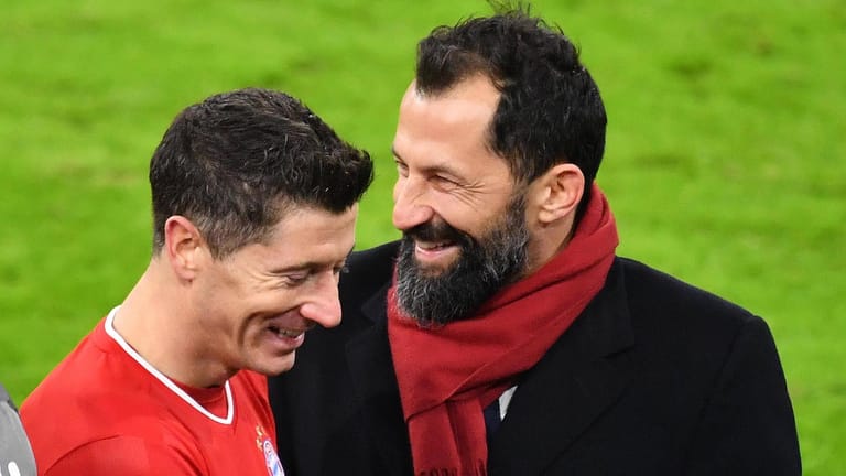 Robert Lewandowski (l.) und Hasan Salihamidzic: Der Sportvorstand des FC Bayern will den Stürmer in München halten.
