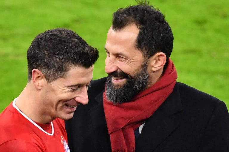 Robert Lewandowski (l.) und Hasan Salihamidzic: Der Sportvorstand des FC Bayern will den Stürmer in München halten.