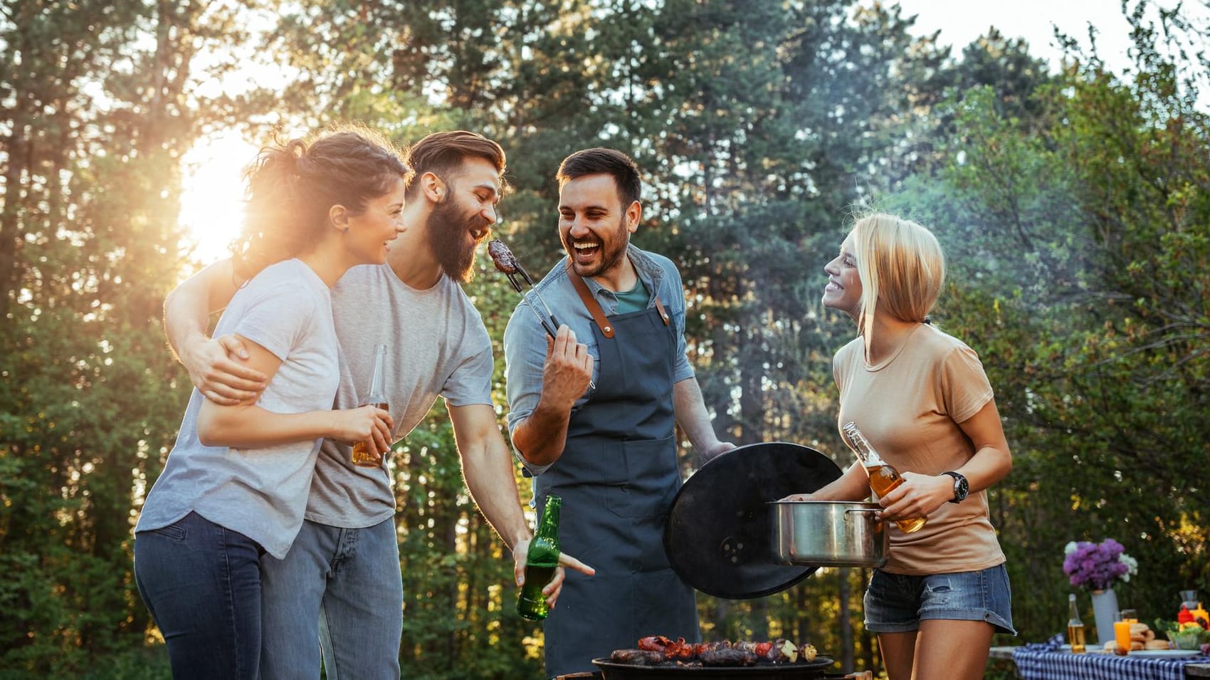 Treffen mit Freunden (Symbolbild): Je häufiger Menschen miteinander interagieren, desto attraktiver, vertrauenserweckender und sympathischer empfinden sie einander.