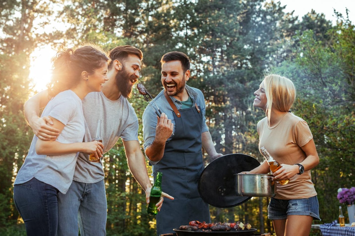 Treffen mit Freunden (Symbolbild): Je häufiger Menschen miteinander interagieren, desto attraktiver, vertrauenserweckender und sympathischer empfinden sie einander.