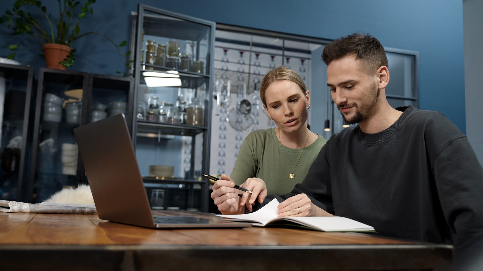 Clara und Stefan begeben sich auf die Suche nach einer passenden Immobilie.