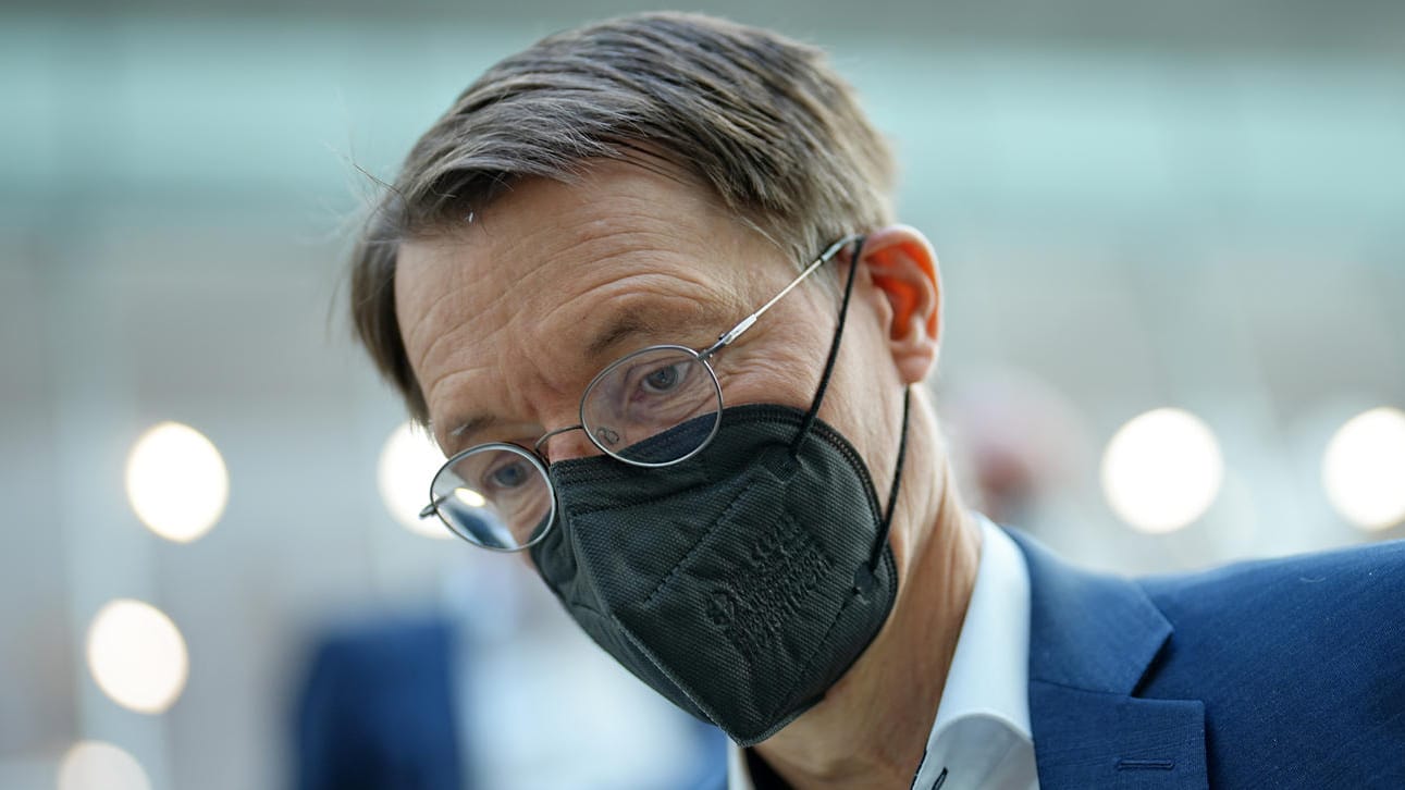 Karl Lauterbach: Der Gesundheitsminister blickt mit Sorge auf den Corona-Herbst. Karl Lauterbach: Der Gesundheitsminister blickt mit Sorge auf den Corona-Herbst.