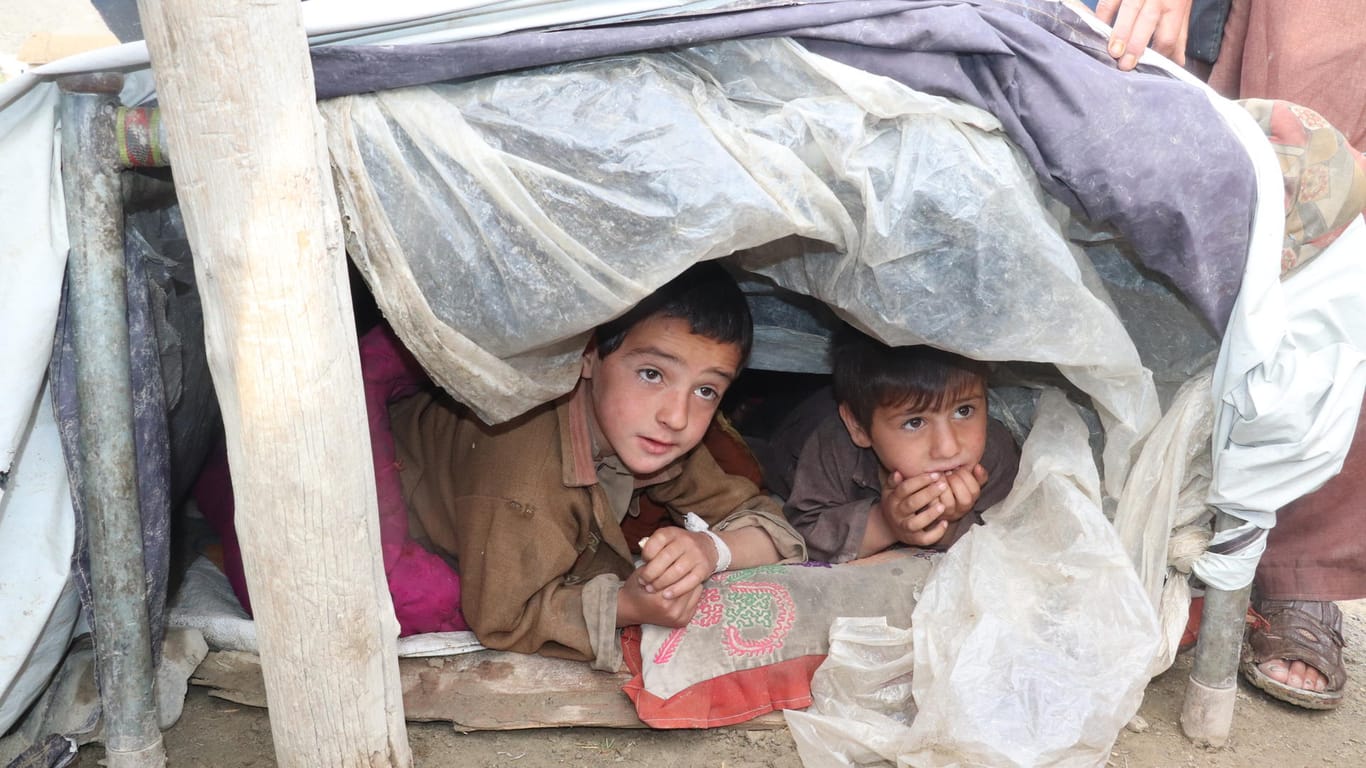 Kinder schlafen nach dem Erdbeben unter Plastikplanen: Sie haben ihr Zuhause und viele Verwandte verloren.