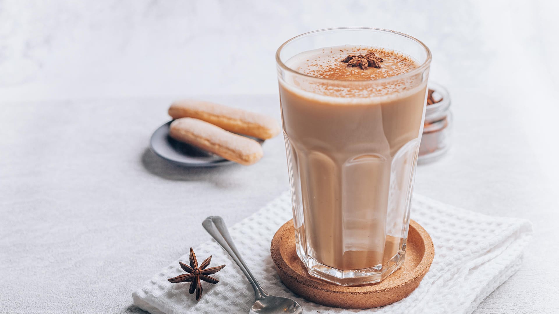 Chai Latte im Glas: Ein würziger Chai Latte lässt sich im Handumdrehen zu Hause zubereiten.