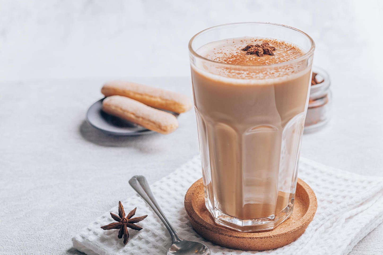 Chai Latte im Glas: Ein würziger Chai Latte lässt sich im Handumdrehen zu Hause zubereiten.