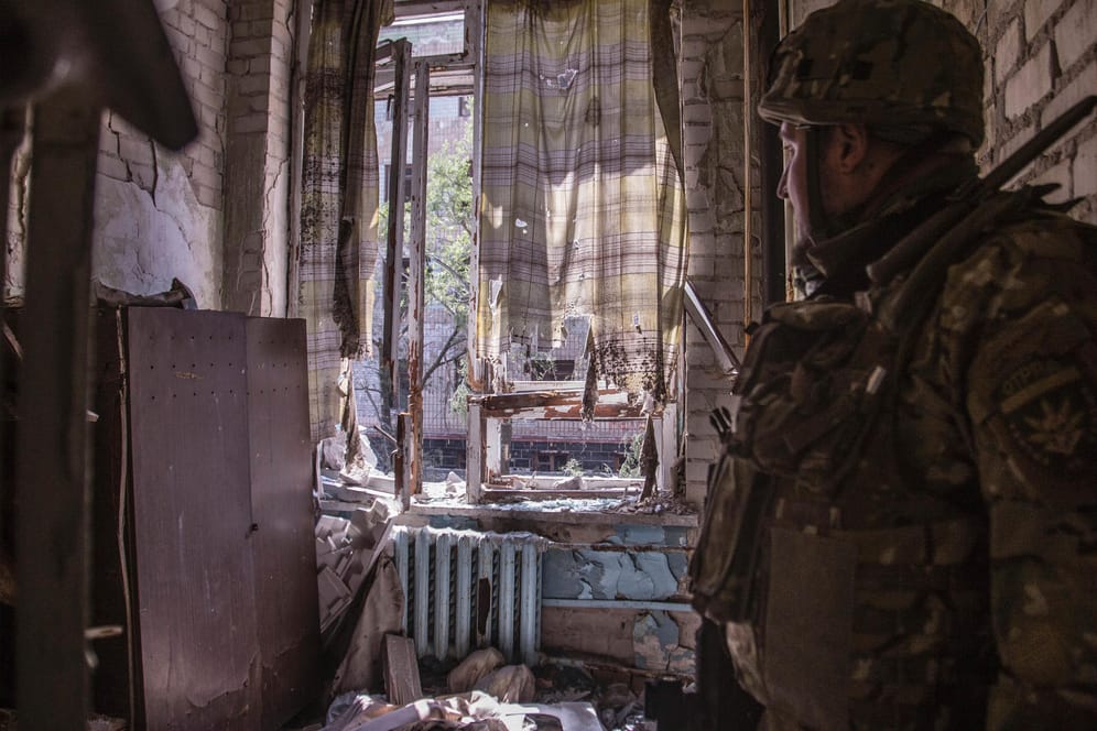 Sjewjerodonezk: Ein ukrainischer Soldat steht während schwerer Kämpfe an der Front in Sjewjerodonezk in der Region Luhansk in einer zerstörten Wohnung.
