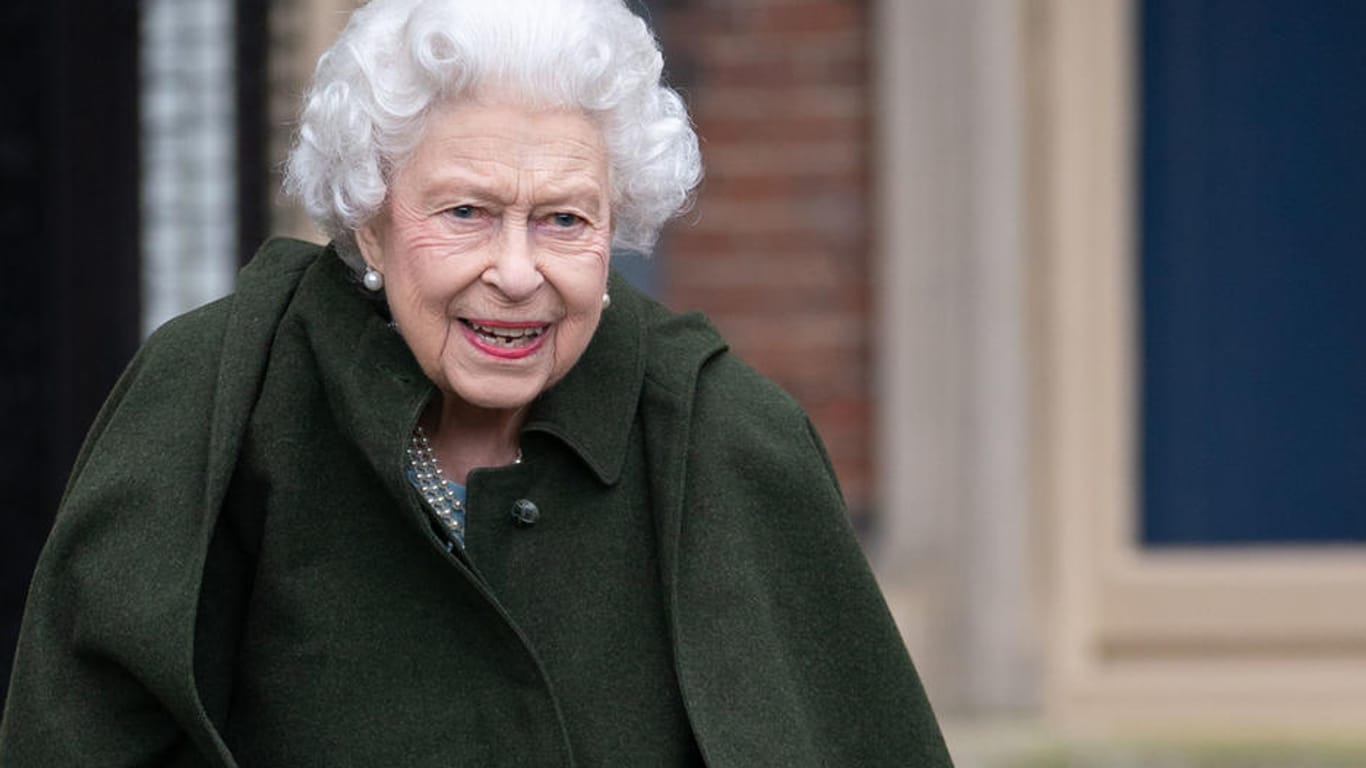 Queen Elizabeth II.: Sie hat sich nach vielen Monaten wieder auf ein Pferd gesetzt.