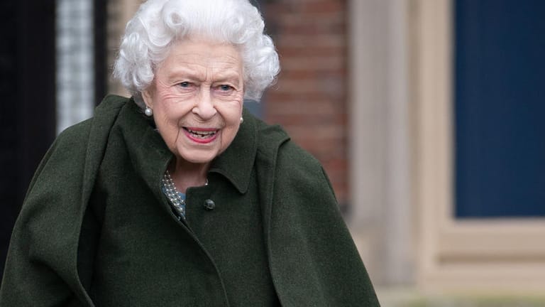 Queen Elizabeth II.: Sie hat sich nach vielen Monaten wieder auf ein Pferd gesetzt.
