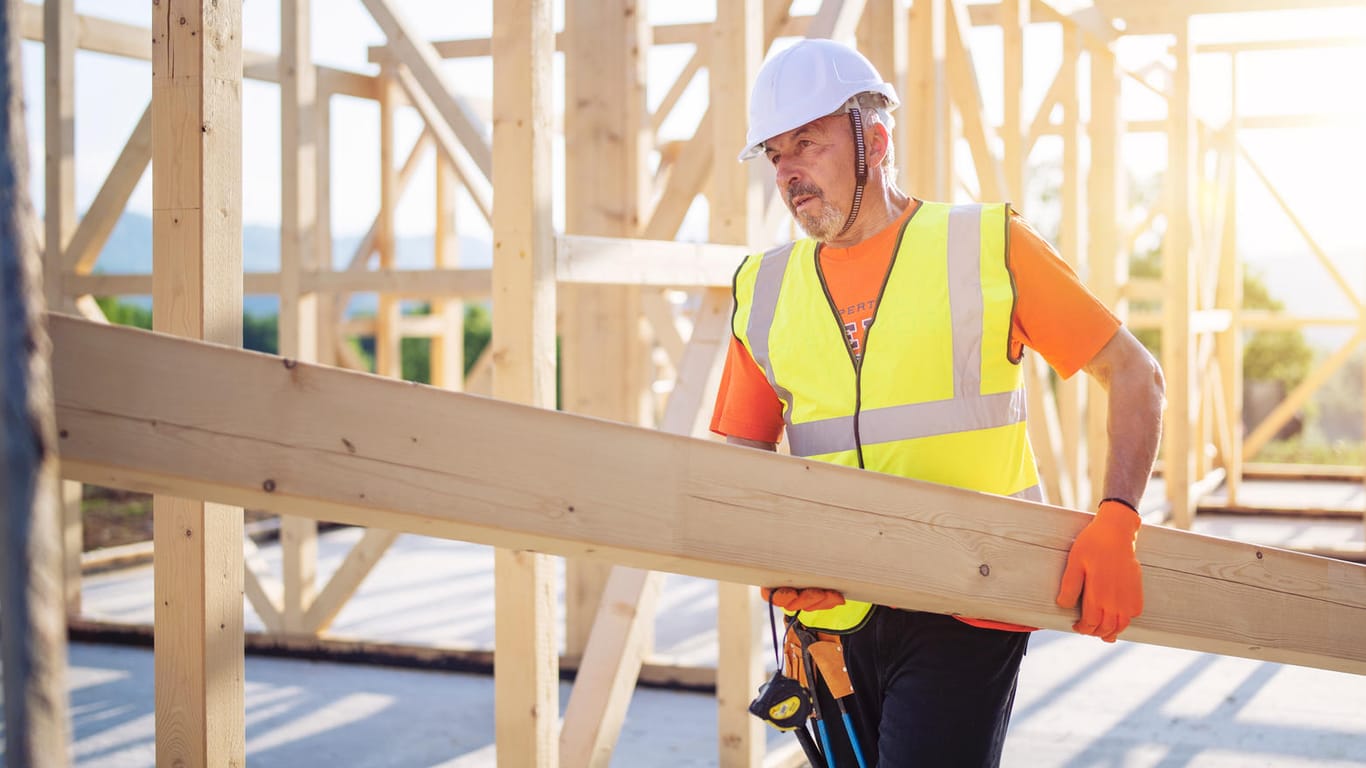 Bauarbeiter am Werk (Symbolbild): Immer weniger Menschen können sich mit steigenden Zinsen eine eigene Immobilie leisten.