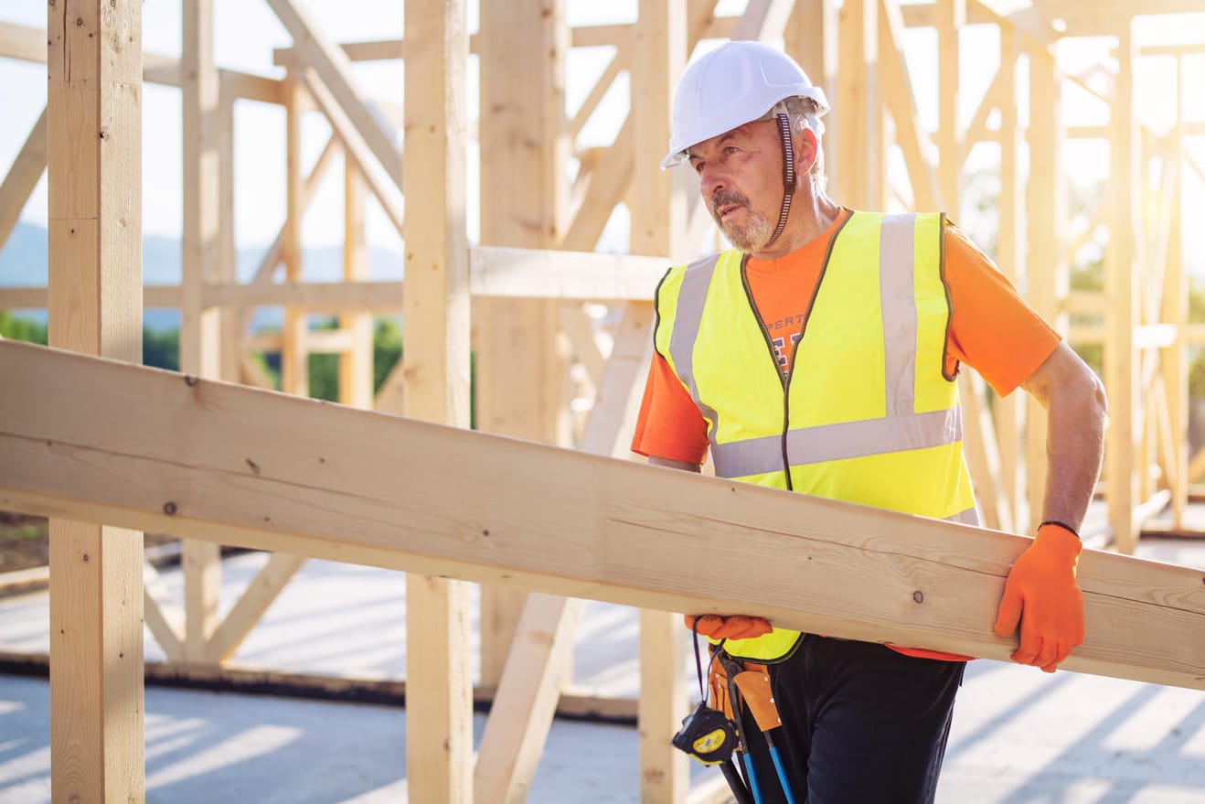 Bauarbeiter am Werk (Symbolbild): Immer weniger Menschen können sich mit steigenden Zinsen eine eigene Immobilie leisten.