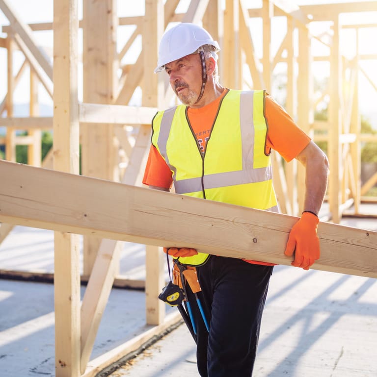 Bauarbeiter am Werk (Symbolbild): Immer weniger Menschen können sich mit steigenden Zinsen eine eigene Immobilie leisten.